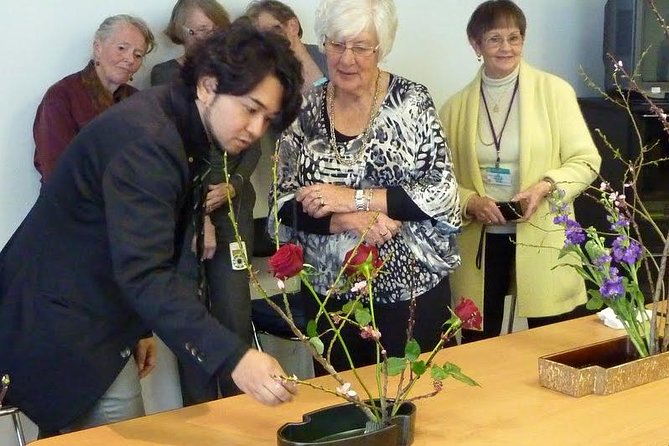 Tokyo Ikebana, Japanese Traditional Flower Arrangement Experience - The first lesson: form, angle, and the space around flowers