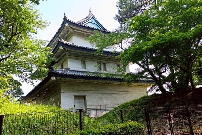 Tokyo: Imperial Palace and Shogun Historical Walking Tour - Standing on the old castle keep foundation