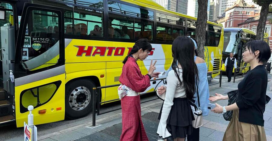 Tokyo: Imperial Palace, Sensō-ji Temple, & Tokyo Tower Tour - Guide quality and the human side of the tour