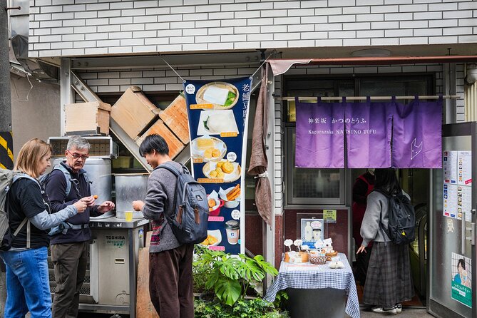 Tokyo Imperial Palace with Kagurazaka Alley Tour - A quiet pause at Tokyo Daijingu Shrine