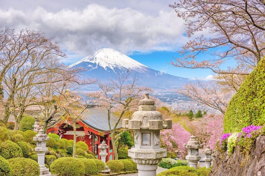 Tokyo: Mt Fuji Lake Kawaguchiko Tour & Arakuyama Sengen Park - Lake Kawaguchi and the seasonal final stop