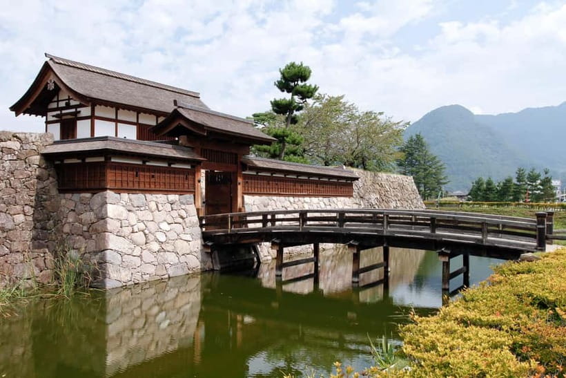 Tokyo: Nagano Snow Monkeys and Zenkoji Tour with Temples - Jigokudani Monkey Park and the famous hot springs
