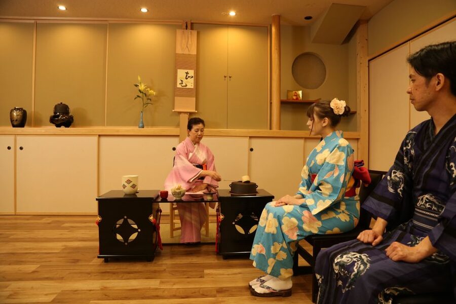 Tokyo: Practicing Zen with a Japanese Tea Ceremony - The opening demonstration: watch the details