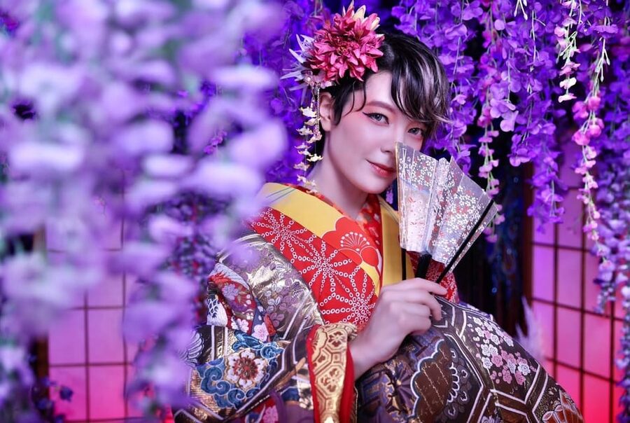 Tokyo: Private Makeover Photography Studio in Luxury Kimono - Choosing the oiran-style costume and accessories