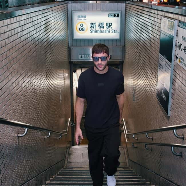 Tokyo: Private photo shoot - Communication and the relaxed human touch