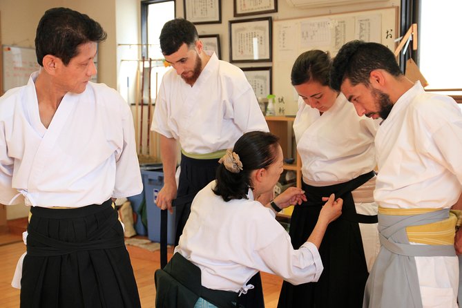 Tokyo:Samurai sword and archery class from a samurai descendant - Iai practice with a mock sword
