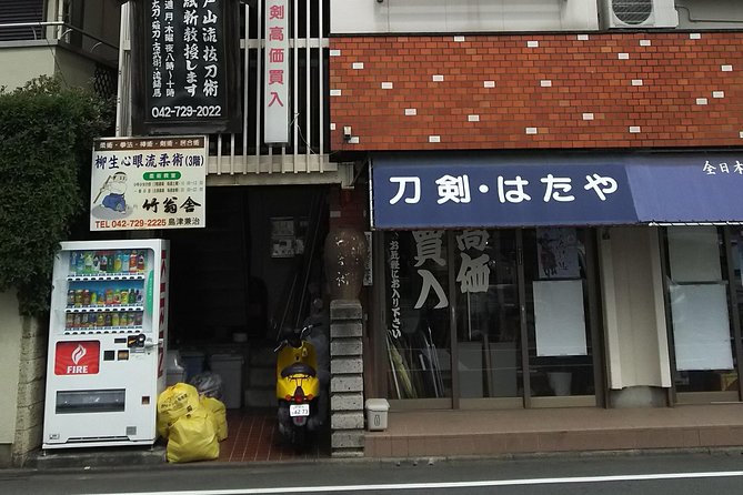 Tokyo:Samurai sword and archery class from a samurai descendant - Trying the bow and arrows