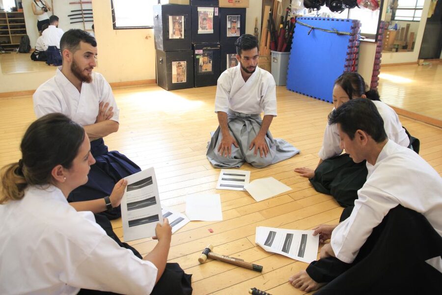 Tokyo: Samurai Sword & Archery Class from Samurai Descendant - Traditional Japanese Archery With a Long Bow
