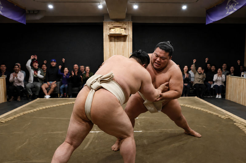 Tokyo: Shibuya Sumo Show with Drink and Photo - Sumo in a small Shibuya venue