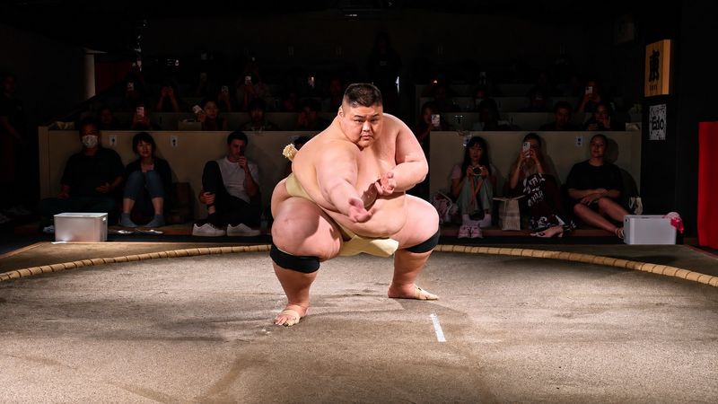 Tokyo: Shibuya Sumo Show with Drink and Photo - A photo closes the hour