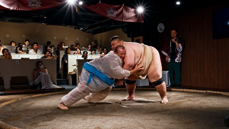 Tokyo: Shibuya Sumo Show with Drink and Photo - Who will get the most from it