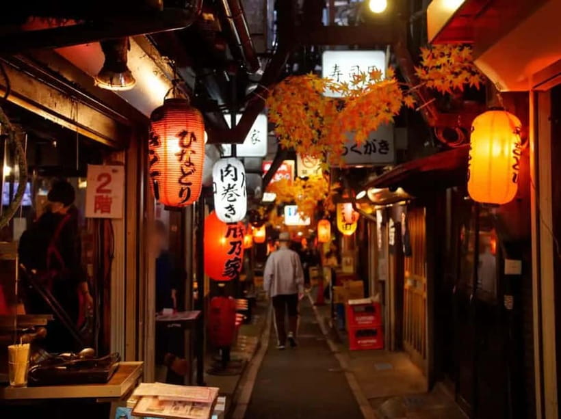Tokyo: Shinjuku Bar and Izakaya Hopping Tour - The first food stop: small dishes and easy conversation
