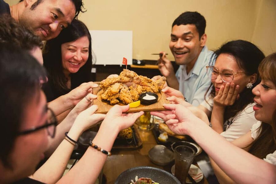Tokyo: Shinjuku Izakaya and Golden Gai Bar Hopping Tour (2h) - The guide and the social side of the evening