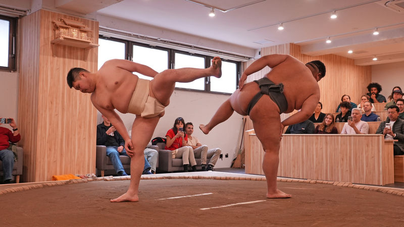 Tokyo: Sumo Live Show with Photo in Shinjuku - Sumo traditions, with the explanation built in