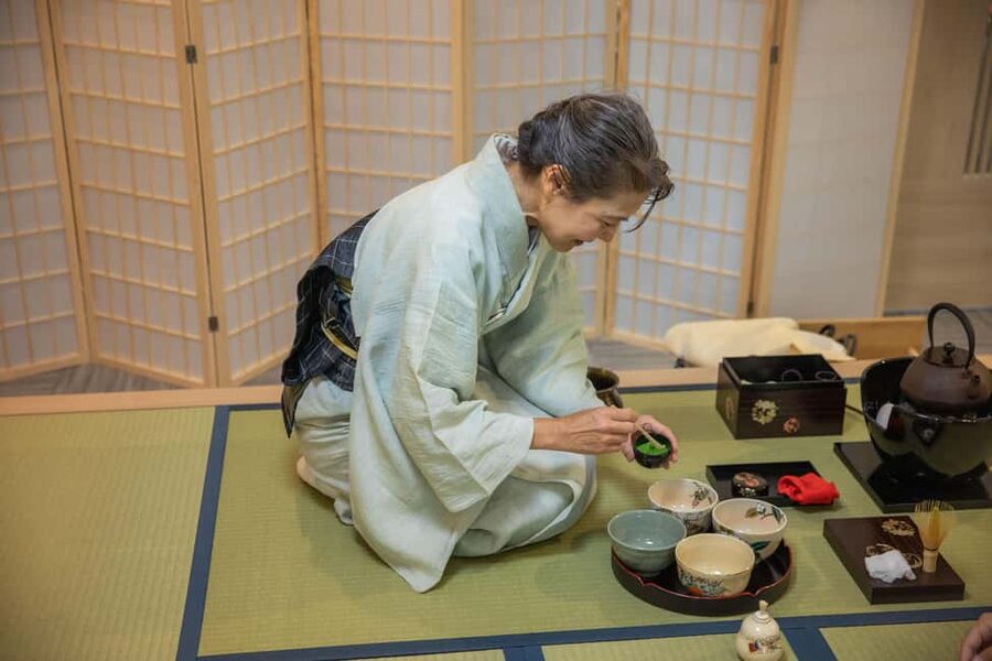 Tokyo: Tea Ceremony Experience in Asakusa - Making your own bowl of matcha