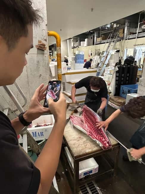 Tokyo Toyosu Tuna Auction + Breakfast (Sushi Dai or Bentomi) - Shaving katsuobushi and tasting maguro-bushi