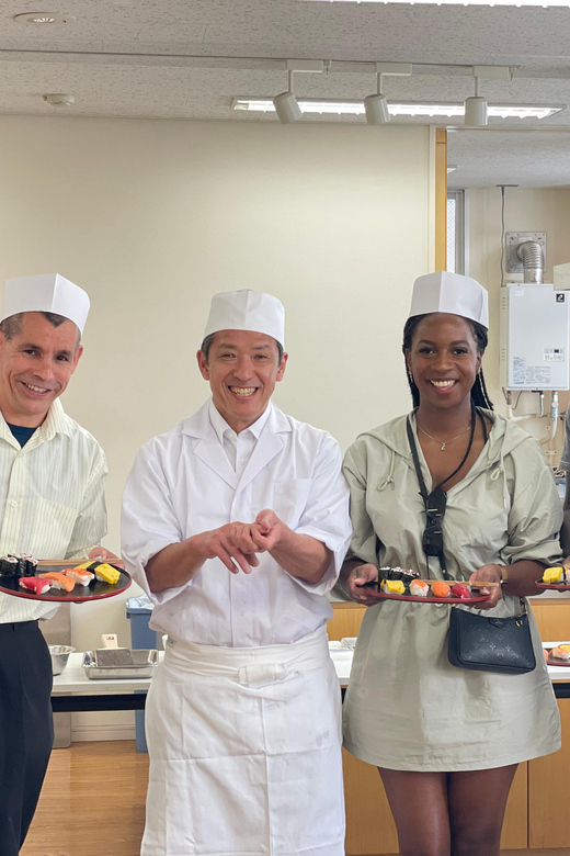 Tokyo: Tsukiji Fish Market Sushi Making Class with Pro Chef - The tools make the lesson feel more real