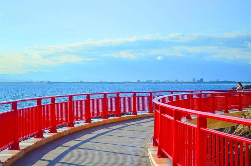 Tokyo Yokohama Night View Tour With Kamakura And Enoshima - The Enoden train and the Slam Dunk crossing