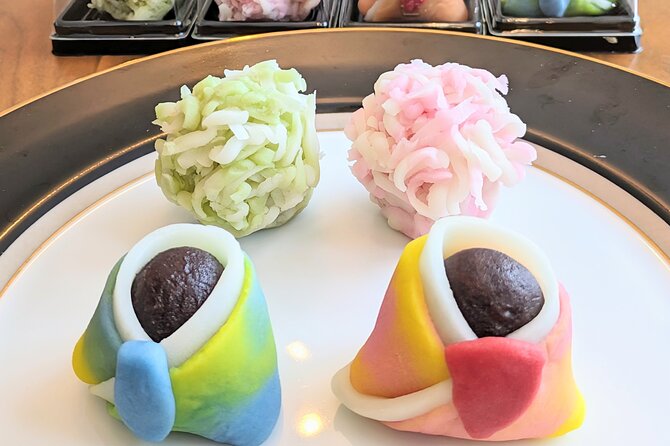 Wagashi traditional japanese sweets class - Learning the careful art of nerikiri
