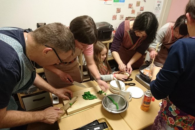 Well-balanced BENTO (lunch box) Cooking Class - Choosing a lunch box and starting with dashi